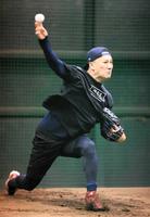 　公開自主トレでブルペン入りした田中将（代表撮影）