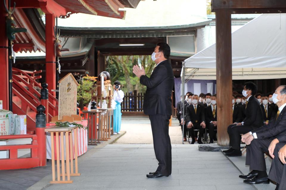 筥崎宮で必勝祈願を行うソフトバンク・藤本監督（球団提供）