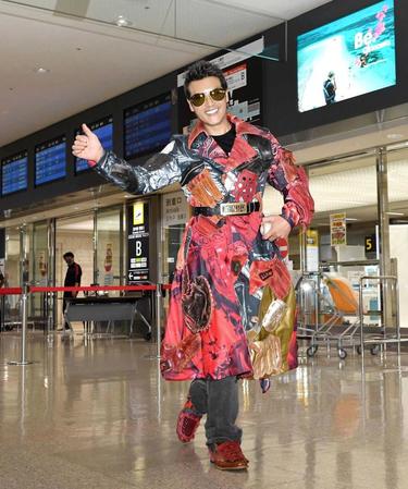 　グラブが縫い込まれた派手な服装でポーズを決める新庄ビッグボス（撮影・西岡正）