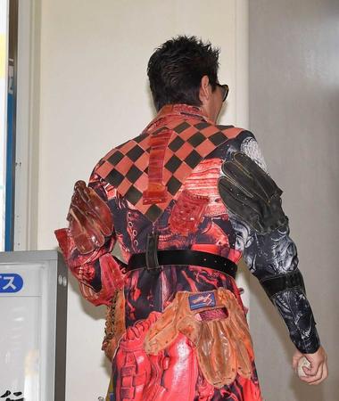 　背中に刺しゅうされた背番号「１」　