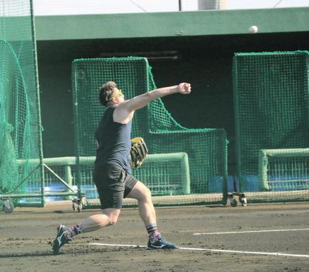 　タンクトップに半ズボンでキャッチボールをする杉本