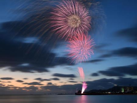球場内に流れた曲に合わせて打ち上げられた花火＝沖縄県名護市の海岸（撮影・西岡正）