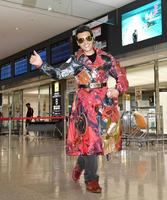 　グラブが縫い込まれた派手な服装でポーズを決める新庄ビッグボス（撮影・西岡正）