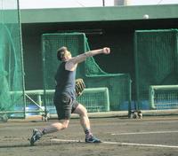 　タンクトップに半ズボンでキャッチボールをする杉本