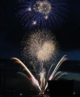 　名護の空に打ち上げられた花火（撮影・高石航平）
