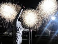 　花火をバックにポーズをとる新庄監督（代表撮影）