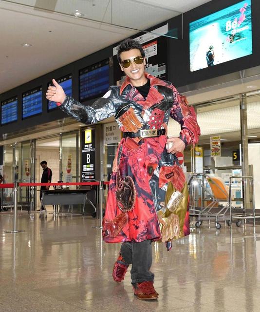 【写真】ド派手過ぎる！新庄監督いざ沖縄入り