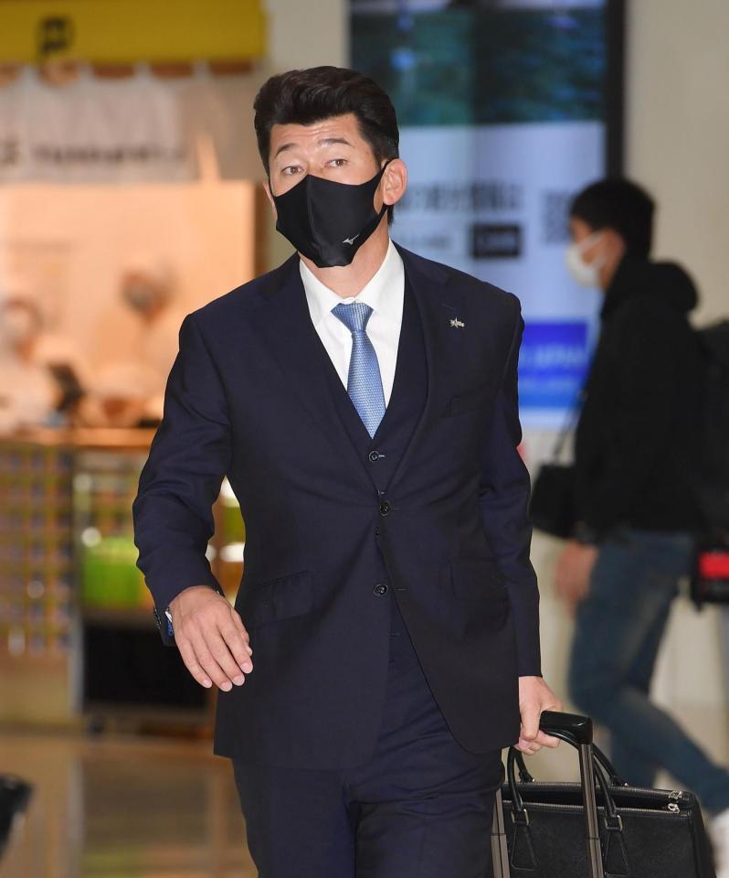 　キャンプ地の沖縄入りした三浦監督（撮影・西岡正）