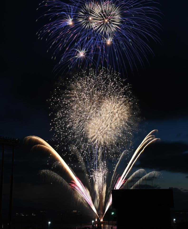 　名護の空に打ち上げられた花火（撮影・高石航平）