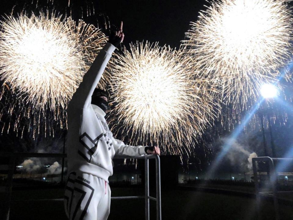 　花火をバックにポーズをとる新庄監督（代表撮影）