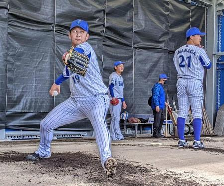 　初日からブルペン入りした山崎（左）と今永（球団提供）