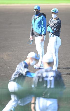 　上田コーチと一緒に選手の走塁に目を光らせる新庄ビッグボス（中央奥）＝撮影・高石航平