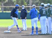 　走塁練習でナインに指導する新庄ビッグボス（左）＝撮影・西岡正