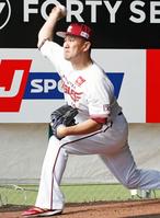 初日からブルペンで投げ込む田中将