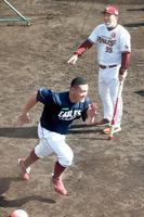 石井監督（上）が見守る中、ダッシュで汗を流す安田