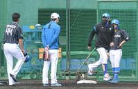 　走塁のお手本を見せる新庄ビッグボス（右）＝撮影・西岡正