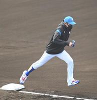 　走塁を実践する新庄ビッグボス（撮影・高石航平）