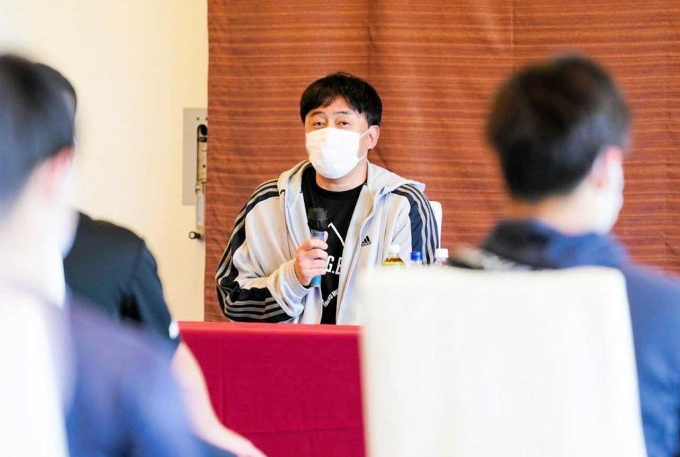 　全体ミーティングで選手に言葉を贈る石井監督（提供楽天球団）