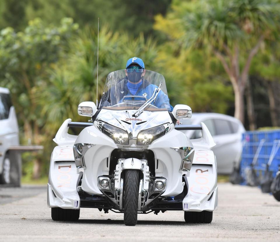 　超大型バイクに乗って球場入りする新庄ビッグボス（撮影・西岡正）