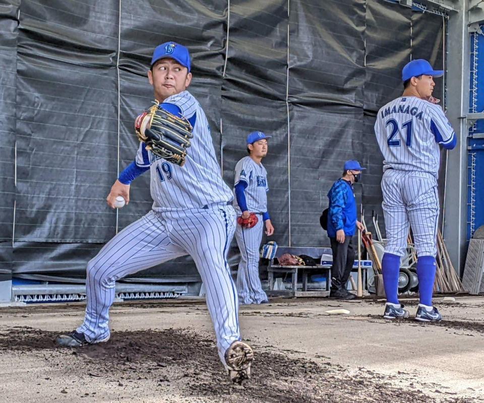 　初日からブルペン入りした山崎（左）と今永（球団提供）
