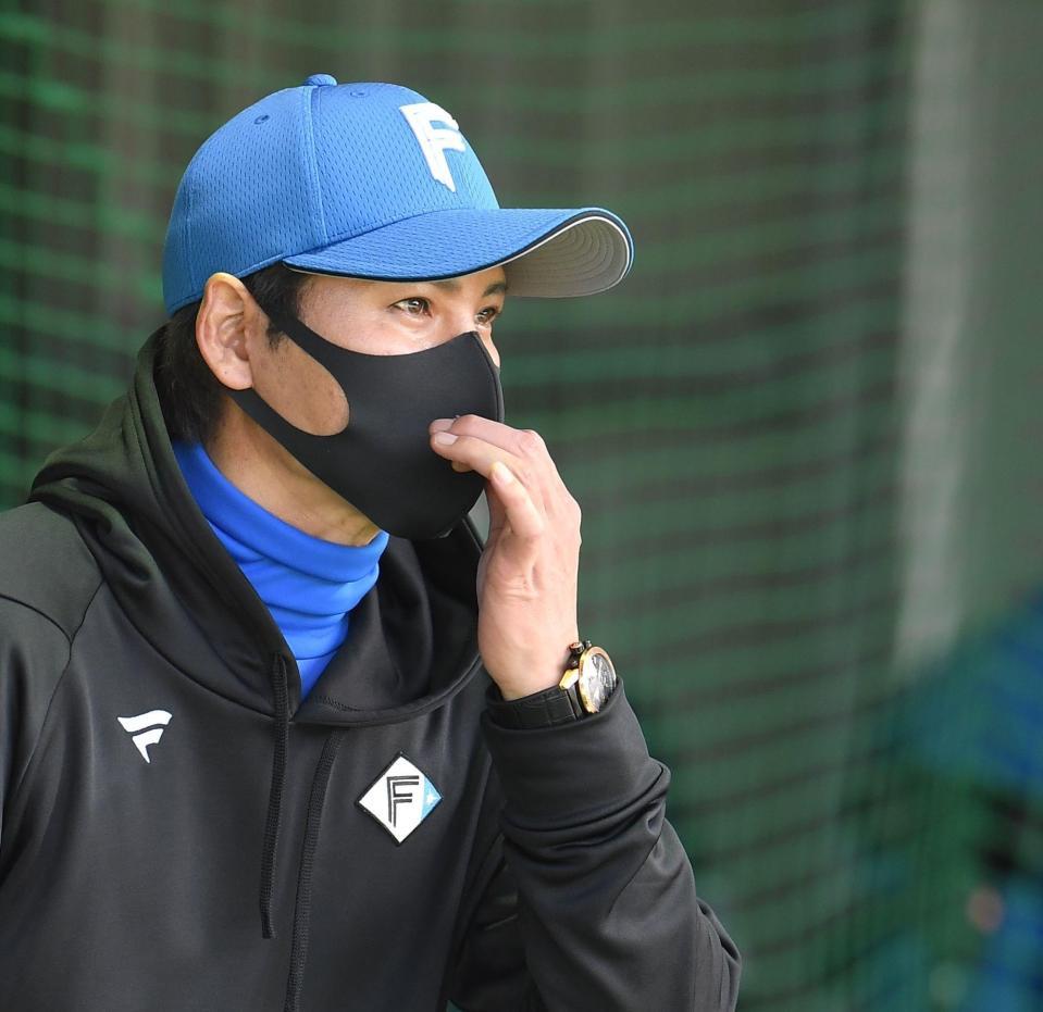 　ブルペンで投手の状態を見る新庄ビッグボス（撮影・西岡正）