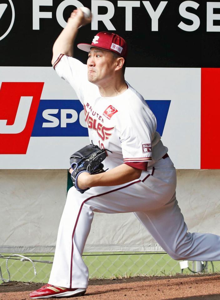 初日からブルペンで投げ込む田中将