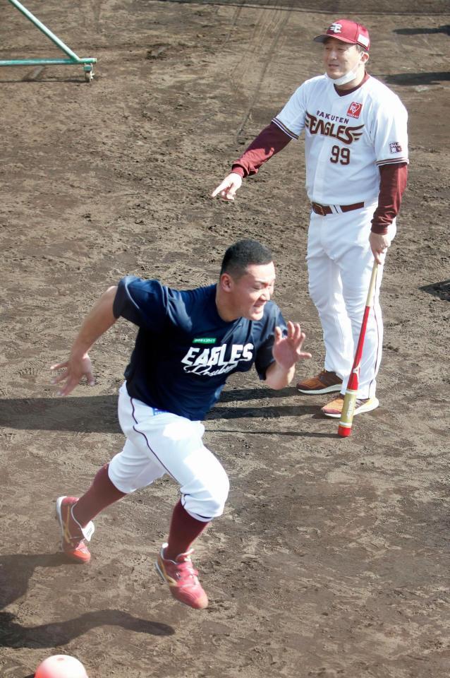 石井監督（上）が見守る中、ダッシュで汗を流す安田