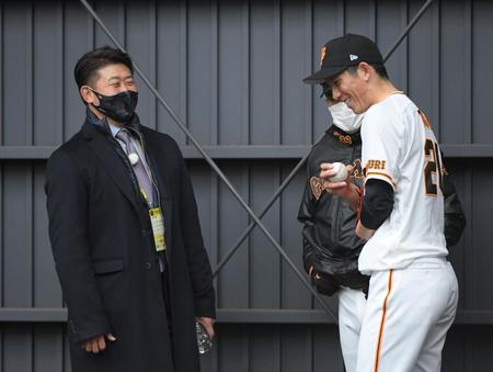 松坂大輔氏（左）にスライダーを教わり、笑みを浮かべる戸郷（撮影・伊藤笙子）