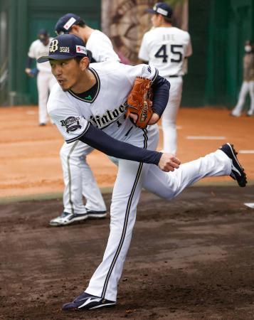 　投球練習を行うオリックス・増井＝宮崎