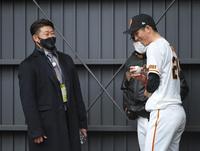 松坂大輔氏（左）にスライダーを教わり、笑みを浮かべる戸郷（撮影・伊藤笙子）