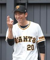 松坂大輔氏に習ったスライダーを早速実践する戸郷（撮影・伊藤笙子）