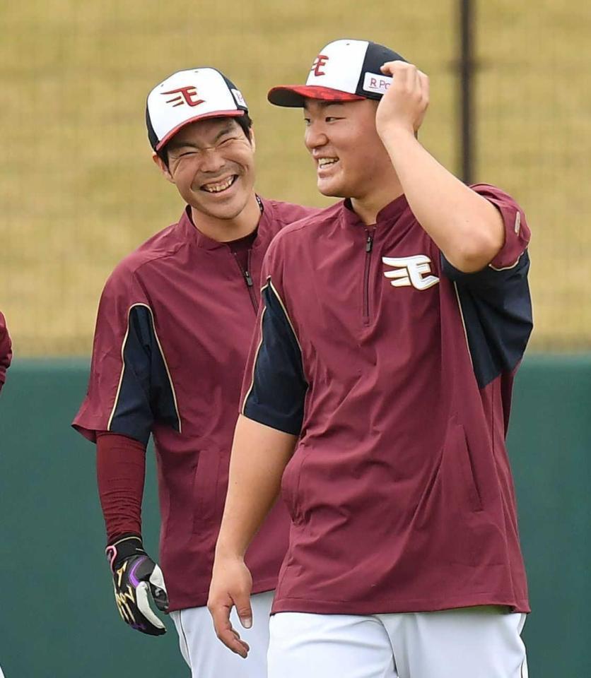 　安田（右）と談笑する島内（撮影・西岡正）