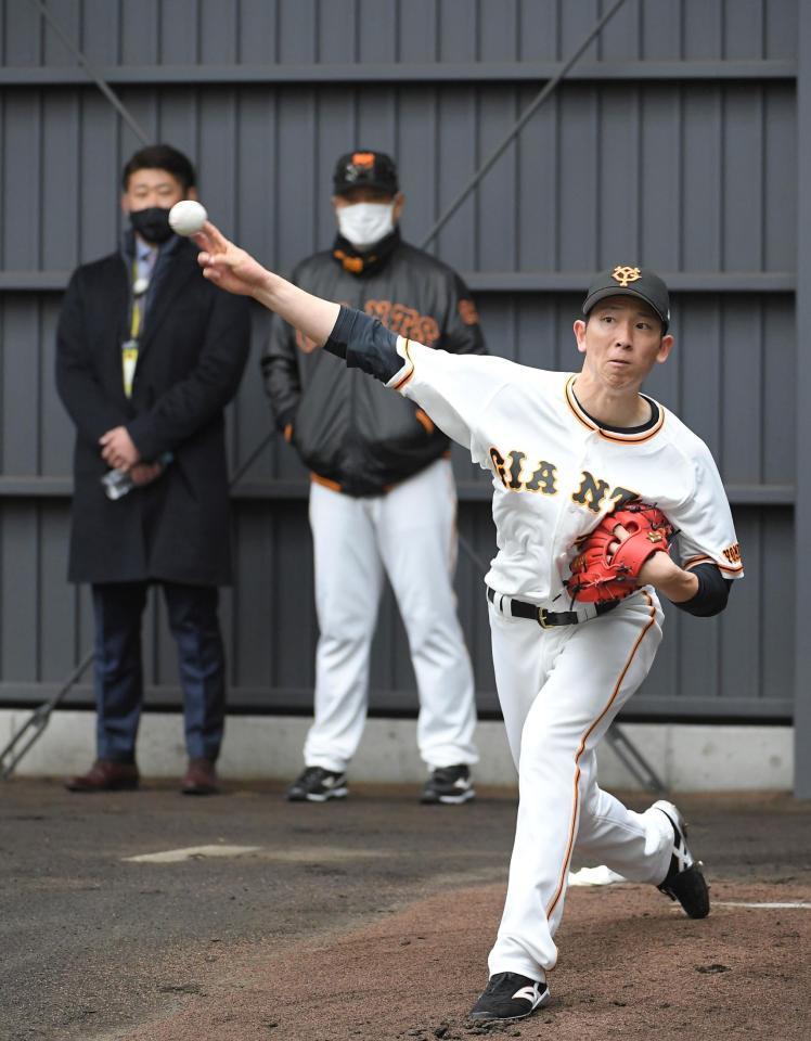 原監督（奥右）と松坂大輔氏（同左）が見守る中、ブルペンで投げ込む戸郷（撮影・伊藤笙子）