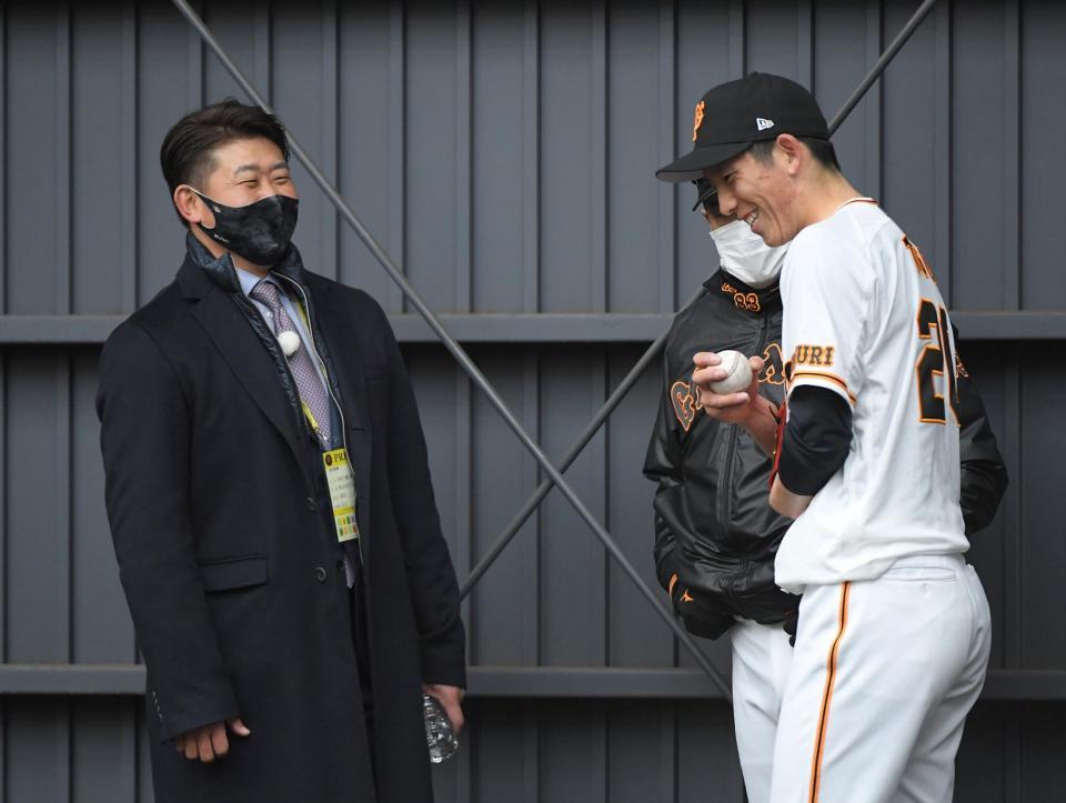 松坂大輔氏（左）にスライダーを教わり、笑みを浮かべる戸郷（撮影・伊藤笙子）