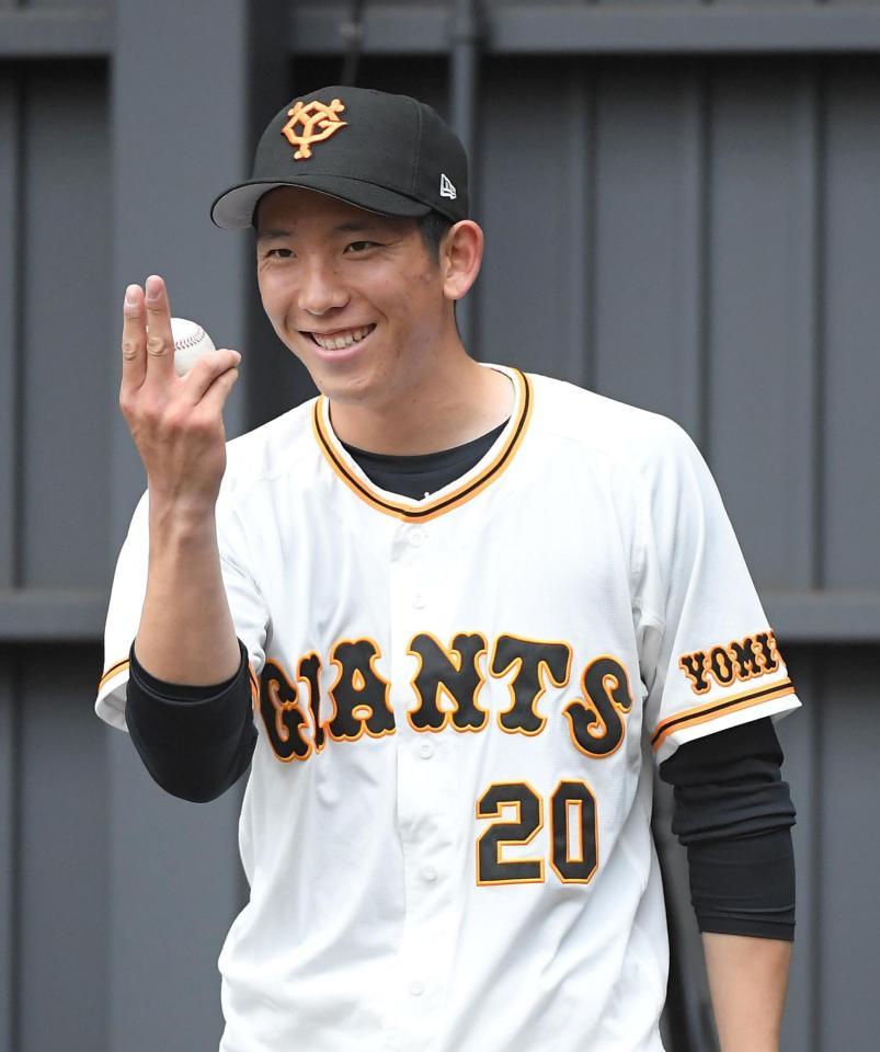 松坂大輔氏に習ったスライダーを早速実践する戸郷（撮影・伊藤笙子）