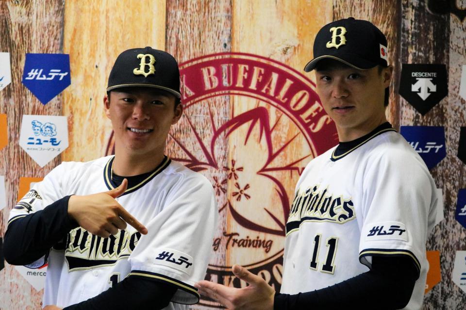 サムティとオフィシャルスポンサー契約を結び、ロゴが入ったユニホームを着用した山本（左）と山崎福