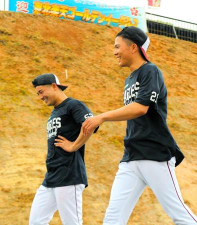 　坂道ダッシュを終え笑顔の早川（右）と津留崎