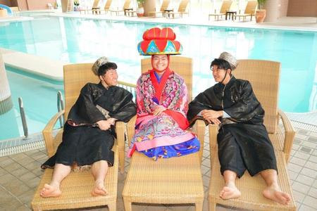 沖縄の伝統衣装「琉球衣装」を身にまとった（左から）ドラフト２位のＤｅＮＡ・徳山壮磨、同４位のＤｅＮＡ・三浦銀二、同６位のＤｅＮＡ・梶原昂希＝球団提供