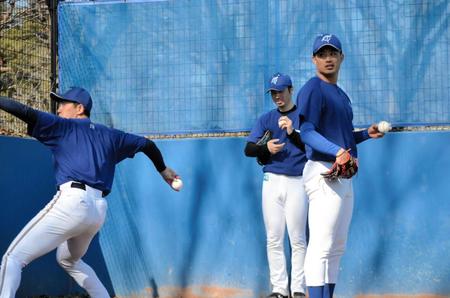 　ＮＰＢ出身の（右から）石井将希投手、鈴木遼太郎投手、神戸文也投手