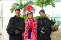 　沖縄の伝統衣装「琉球衣装」を身にまとった（左から）ドラフト２位の徳山、同４位の三浦銀、同６位の梶原＝球団提供