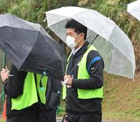 　雨の降る中、楽天キャンプを視察する稲葉ＧＭ（撮影・西岡正）