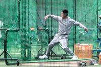 　巨人の女子野球チームのフリー打撃で打撃投手を務める宮本和知球団社長付アドバイザー