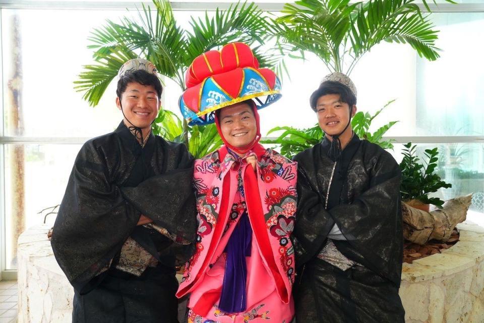 　沖縄の伝統衣装「琉球衣装」を身にまとった（左から）ドラフト２位の徳山、同４位の三浦銀、同６位の梶原＝球団提供
