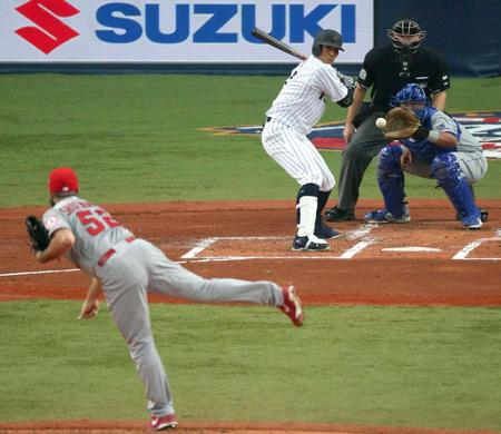 　日米野球で侍ジャパン・糸井を三振に仕留めるシューメーカー＝１４年