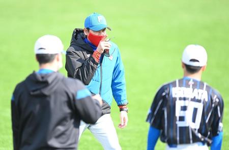 外野手に守備指導する新庄ビッグボス（撮影・高石航平）