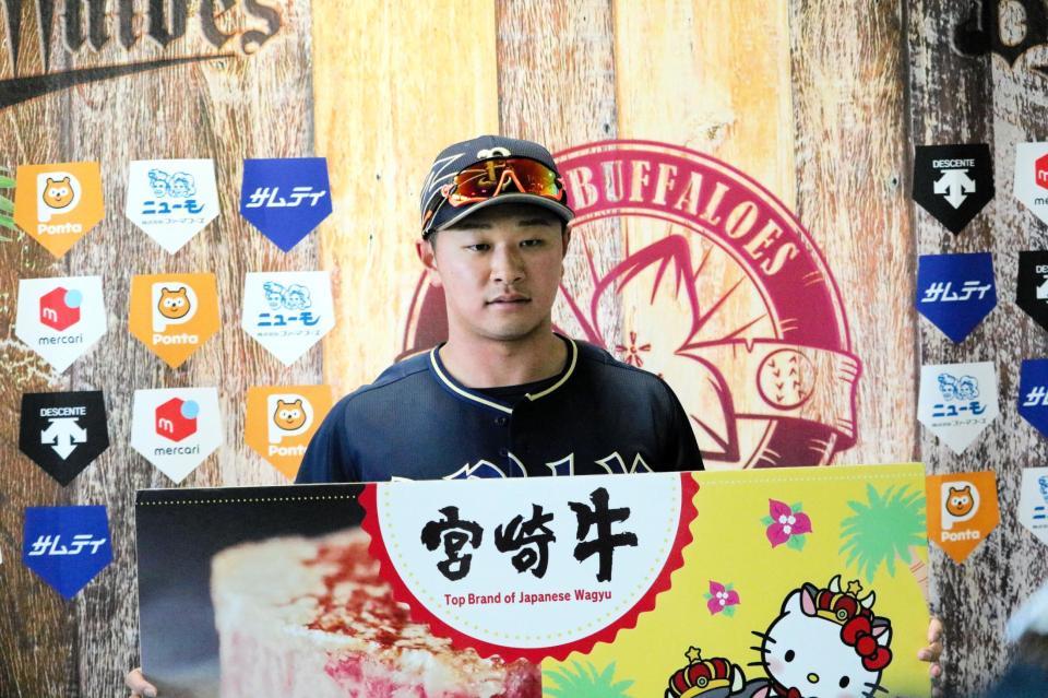 　宮崎牛の贈呈式に参加した平野大