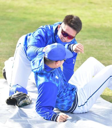 石川（手前）を“襲撃”する牧（撮影・中田匡峻）