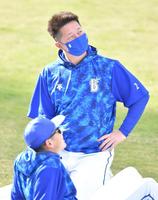 ２軍合流した牧（後方）。手前は石川（撮影・中田匡峻）