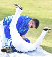 石川（下）を“襲撃”する牧（撮影・中田匡峻）