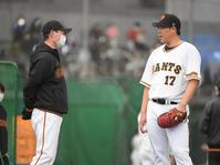 桑田コーチ（左）と会話する山口（撮影・伊藤笙子）